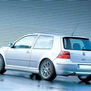 EXTENSIÓN DE PARACHOQUES TRASERO VW GOLF 4 LOOK 25 ANIVERSARIO (con orificio de escape)