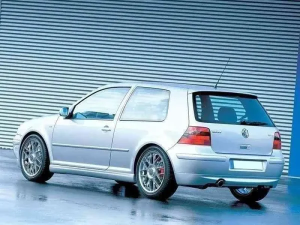 EXTENSIÓN DE PARACHOQUES TRASERO VW GOLF 4 LOOK 25 ANIVERSARIO (con orificio de escape)